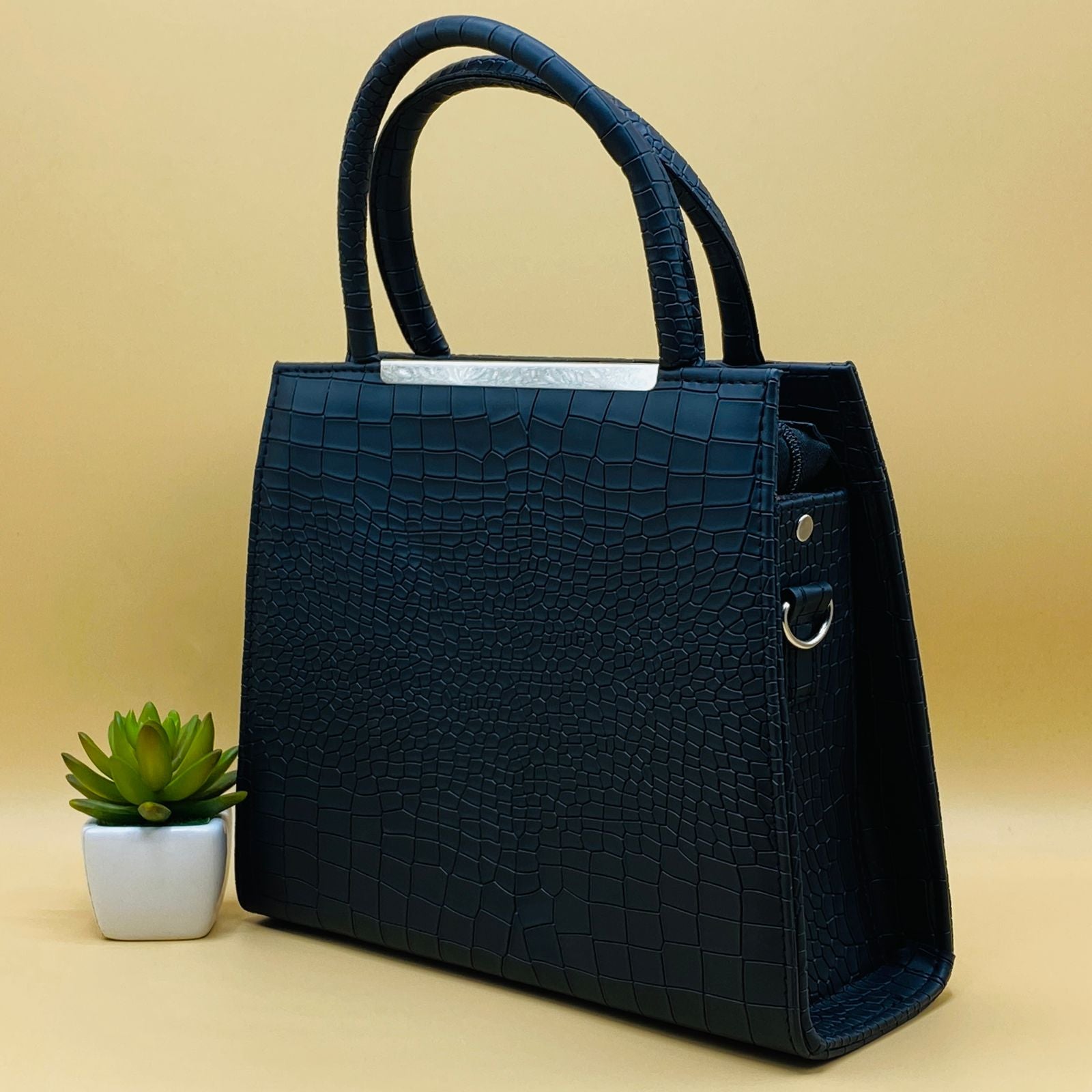 Black croco tote bag - zipper pocket close-up